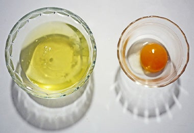 Claras de huevo ingrediente para los tipos de merengue  