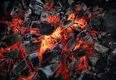 Cocinar a la leña brasas ardiendo