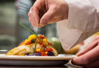 Un de pescado cocinado con verduras.