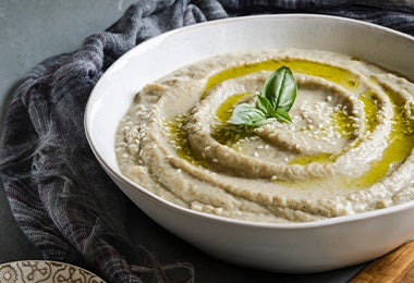 Baba ganoush servido en un plato hondo, una comida árabe muy conocida