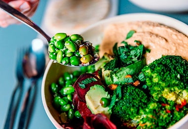 Plato con verduras y hummus, una combinación común en la comida árabe. 