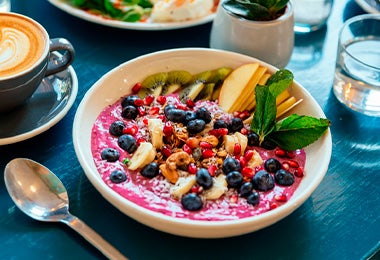 Bowl con açaí, granada y otras frutas. 