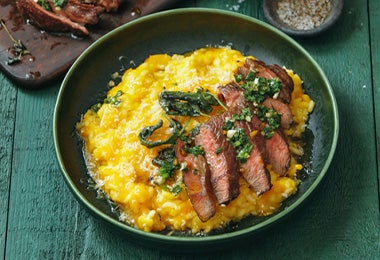 Un plato de polenta con churrasco, dos comidas brasileñas muy famosas. 