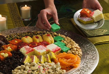 Plato con dulces tradicionales de India como jalebi, barfi, mithai, entre otros