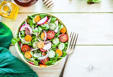 Ensalada preparada con verduras frescas, algo típico de la comida mediterránea. 