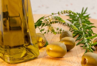 Aceite de oliva y aceitunas, fundamentales en la comida mediterránea. 
