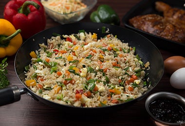 Arroz oriental en un wok para el Día de las Madres. 