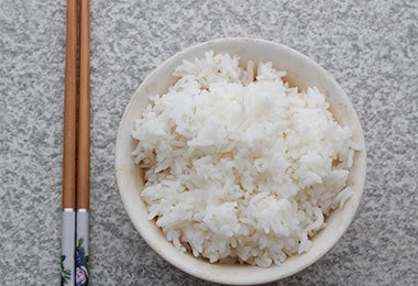 Plato de arroz blanco, un ingrediente muy común en la comida típica de China. 