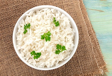 Arroz con hojas de cilantro, una de las comidas fáciles de hacer que valen la pena aprender. 