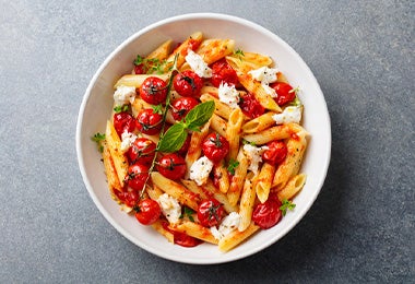  Pasta, una comida fácil de hacer, con tomates y queso. 