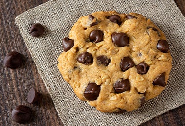 Las galletas y los chips de chocolate son una buena decoración para la comida de Halloween