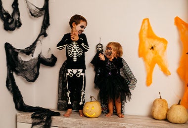 Hay algunas comidas para Halloween que tus hijos te pueden ayudar a decorar