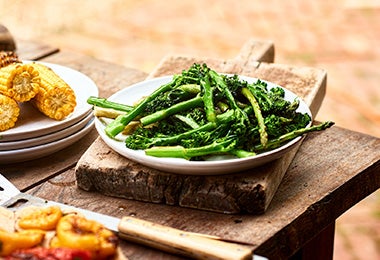 Espárragos y choclos, dos comidas vegetarianas en un asado. 