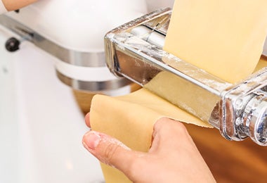 Las láminas de pasta para lasaña se pueden hacer con una máquina.