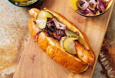 Un hot dog preparado con una salchicha casera.