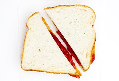 Cómo preparar un sándwich de mantequilla de maní y mermelada