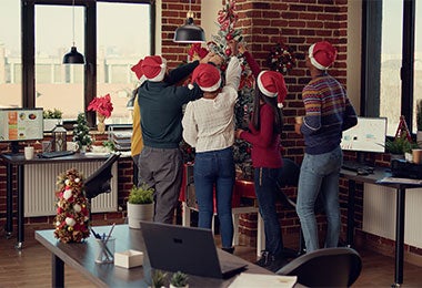 Compañeros celebrando fiesta de navidad en la oficina.