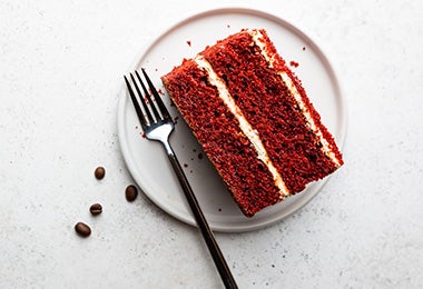 Crema pastelera como relleno en una torta red velvet.