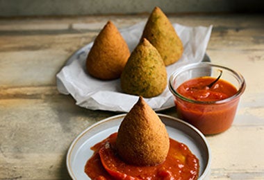Croquetas con salsa hecha a base de ají panca.