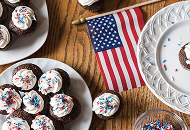 Cupcakes con colores y bandera comida típica de Estados Unidos
