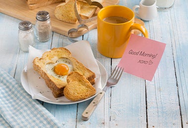Desayuno con huevos y café