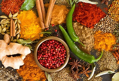 Diferentes especias para hacer receta con curry 