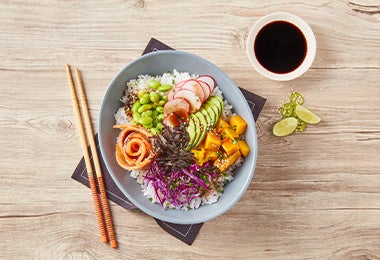 Un poke con edamames, arroz, rábano, salsa soya, entre otros ingredientes. 