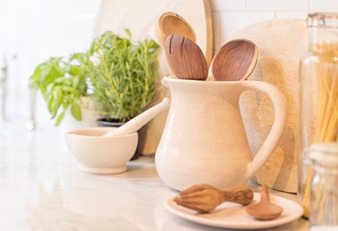 Encimera de cocina con porta utensilios y cucharones de madera 