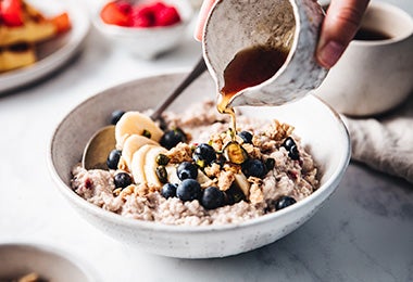 Endulzar granola con jarabe de arce en postres veganos  