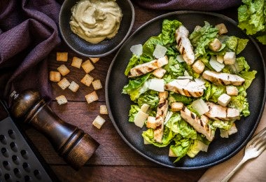 Ensalada balanceada César con pollo para cenar de manera ligera