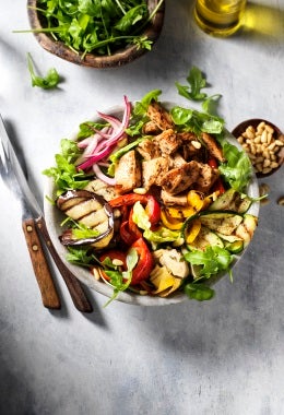 Ensalada balanceada con pollo a la parrilla y verduras, ideal para cenar
