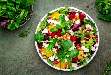 Ensalada fresca con acelga roja, queso, nueces y naranja