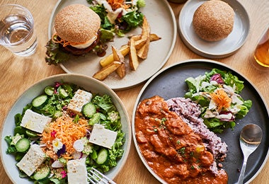 Ensalada y hamburguesa con quesos veganos   