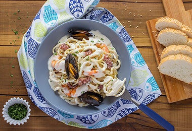 Plato de espaguetti con frutos del mar, receta con mariscos 