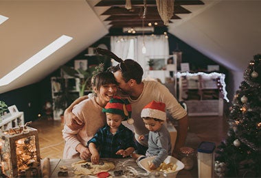 Familia preparando un pastel de navidad.
