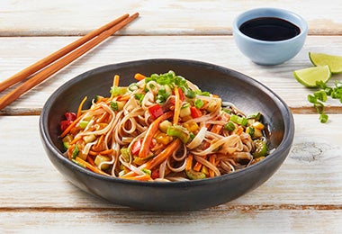 Fideos de arroz con verduras, limón y salsa soya.