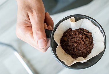 Filtro de papel y residuo de café elementos para hacer composta  