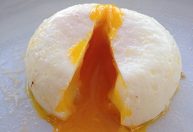 Un huevo escalfado con la yema semilíquida.