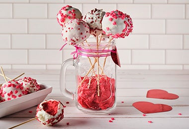 Frasco de vidrio con cake pops de red velvet