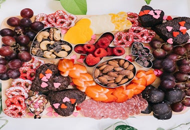  Frutas, carnes y frutos secos en tabla de quesos de san valentín 