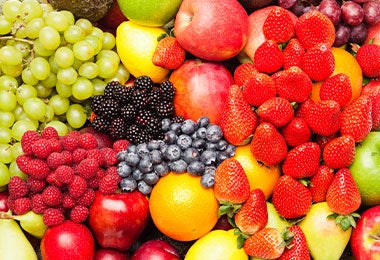 Frutas frescas como fresas, arándanos, manzanas y uvas.
