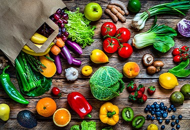 Diferentes frutas y verduras que puedes consumir en tu dieta diaria de carbohidratos.