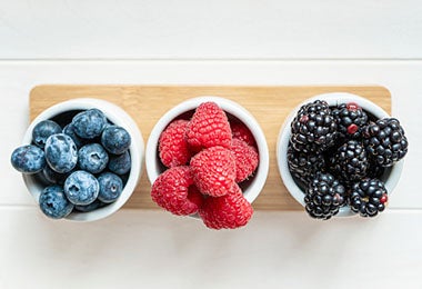 Variedad frutos rojos frambuesas, arándanos y zarzamoras  