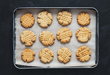 Galletas de mantequilla en bandeja