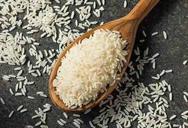 Granos blancos y largos para hacer arroz.