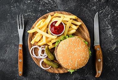 Hamburguesa con papas y pepinillos