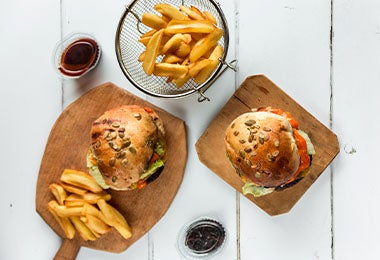 Hamburguesa de carne con papas fritas