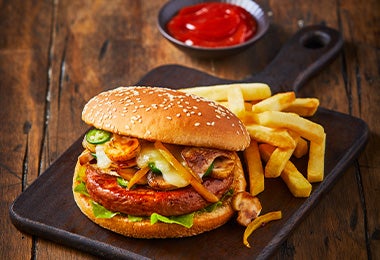 Hamburguesa con portobello, papas y salsa de tomate 