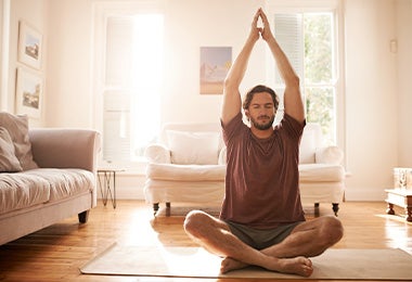 Un hombre haciendo yoga como parte de sus entrenamientos de fuerza