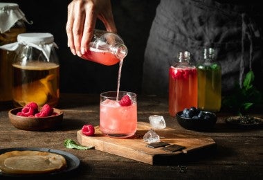 : Infusión de frambuesa servida con frutas frescas, opción para té de hojas